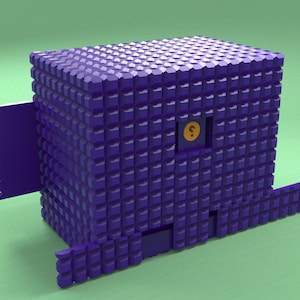 Może przedstawiać: Fioletowy budynek zbudowany z małych kwadratów, z drzwiami i oknem z pytajnikiem w środku. Budynek ma płaski dach i mały mur po prawej stronie.