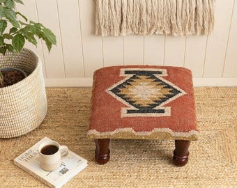 Taburete otomano Kilim hecho a mano, taburete tapizado estilo bohemio, reposapiés con patas de madera rústicas, decoración vintage para el hogar.