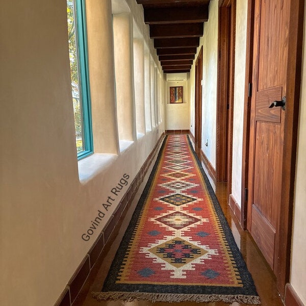 Corredor Kilim hecho a mano, multicolor; Alfombra de lana de yute Kilim Dhurrie; Camino tradicional, personalizado, 2,5x22,2,5x26,2,5x30 pies. Corredor de escalera rojo