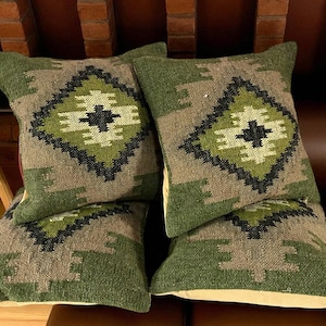 Puede incluir: Cuatro cojines cuadrados decorativos con un patrón geométrico de diamantes en verde, negro y marrón. Los cojines están hechos de tela tejida. Ideales para la decoración del hogar.