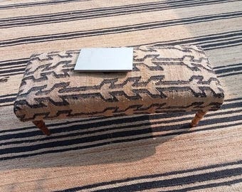 Handgemaakte houten gedekte tafel, bank jute febric, woondecoratie, bank gastenkamer, bank van natuurlijk katoen jute jute