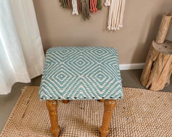 Taburete bohemio de yute, taburete Kilim hecho a mano, otomana geométrica verde, reposapiés de madera, taburete de decoración bohemia para el hogar, taburete para la entrada del dormitorio.