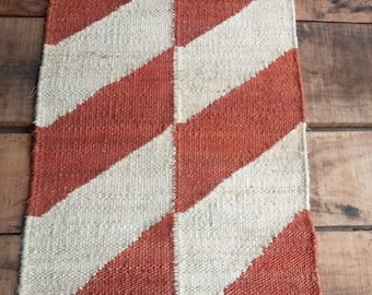 Handgemaakte hennepjute loper, rood en wit dhurrie vloerkleed