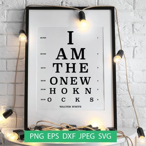 Puede incluir: Una impresión en blanco y negro enmarcada que se asemeja a una tabla optométrica, con el texto "I AM THE ONE WHO KNOCKS" y el nombre "WALTER WHITE" en la parte inferior. La impresión está decorada con luces de cadena.
