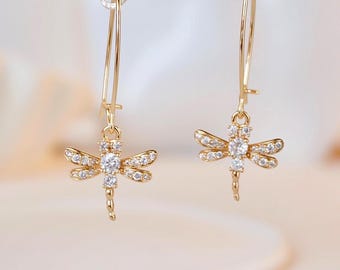 Pendientes colgantes de libélula con circonita cúbica bañados en oro de 14 quilates: pendientes minimalistas, joyas para amantes de los insectos.