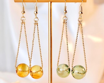 Brincos pendentes minimalistas em forma de bola de vidro soprado à mão com corrente longa e borla.