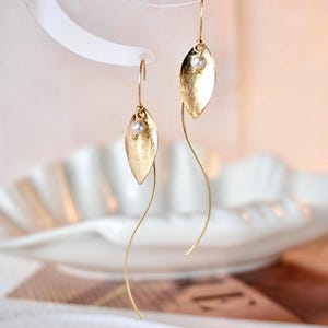 Pendientes colgantes de hoja de oro, pendientes de hojas, pendientes de perlas de Swarovski, pendientes largos y delicados, pendientes minimalistas, regalo para ella