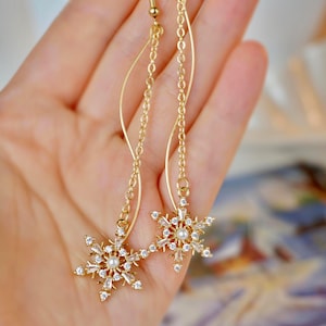 Gouden sierlijke sneeuwvlokken lange bungeloorbel, delicate CZ sneeuwvlokken druppeloorbel, kerstoorbel, lange oorbel met kwastje, kerstoorbellen