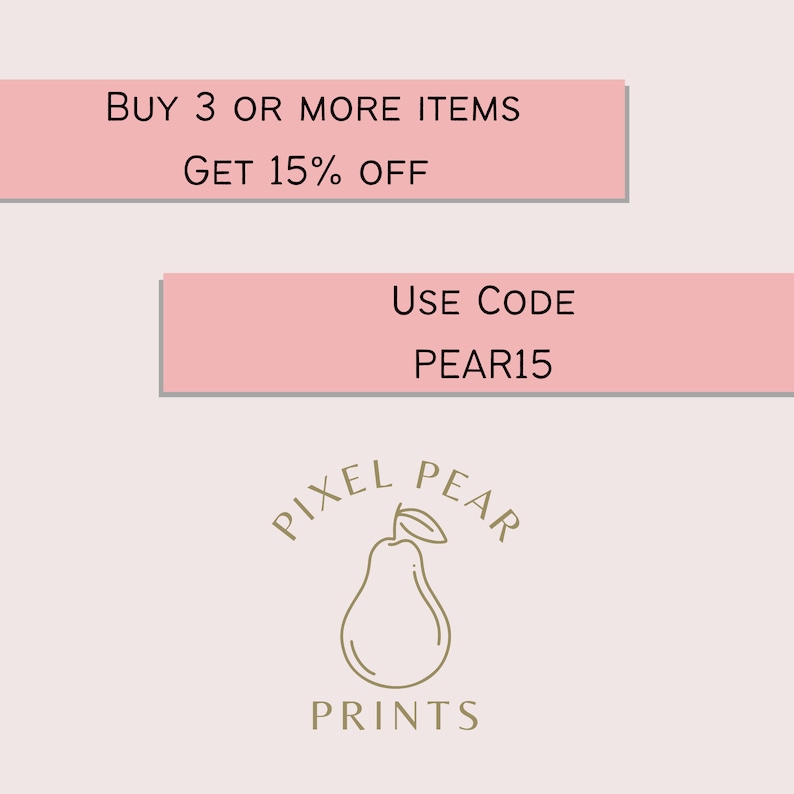 Op de afbeelding: Roze en witte afbeelding met de tekst "KOOP 3 OF MEER ARTIKELEN KRIJG 15% KORTING" en "GEBRUIK CODE PEAR15". Onder de tekst staat een logo van een peer met de tekst "PIXEL PEAR PRINTS".
