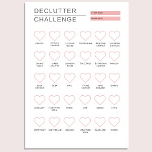 Pode incluir: Uma lista de verifica&ccedil;&atilde;o imprim&iacute;vel para um desafio de organiza&ccedil;&atilde;o com um &iacute;cone de cora&ccedil;&atilde;o para cada &aacute;rea da casa que ser&aacute; organizada. As &aacute;reas incluem despensa, arm&aacute;rio da cozinha, ilha da cozinha, Tupperware, arm&aacute;rio de rem&eacute;dios, produtos de limpeza, mesa de jantar, gaveta de roupa de cama, lavanderia, artigos de higiene pessoal, arm&aacute;rio de banheiro, maquiagem, gaveta de meias, mesa, correio, arquivo, gaveta de lixo, jogos, joias, &aacute;rea de televis&atilde;o, bolsa, carro, livros, s&oacute;t&atilde;o, entrada, mesa de cabeceira, garagem, &aacute;rea de artesanato, quintal e sapatos.