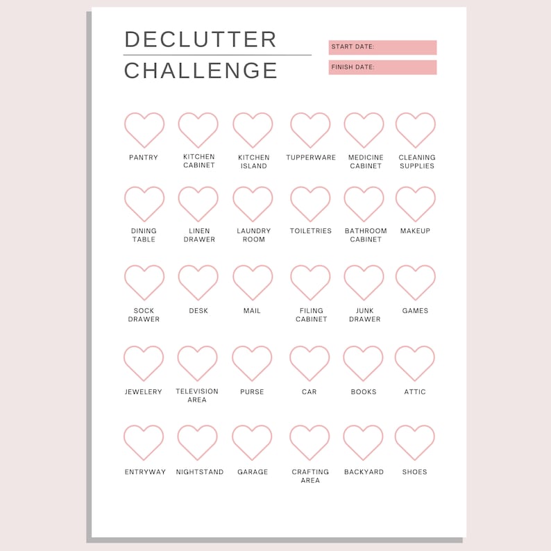 Pode incluir: Uma lista de verifica&ccedil;&atilde;o imprim&iacute;vel para um desafio de organiza&ccedil;&atilde;o com um &iacute;cone de cora&ccedil;&atilde;o para cada &aacute;rea da casa que ser&aacute; organizada. As &aacute;reas incluem despensa, arm&aacute;rio da cozinha, ilha da cozinha, Tupperware, arm&aacute;rio de rem&eacute;dios, produtos de limpeza, mesa de jantar, gaveta de roupa de cama, lavanderia, artigos de higiene pessoal, arm&aacute;rio de banheiro, maquiagem, gaveta de meias, mesa, correio, arquivo, gaveta de lixo, jogos, joias, &aacute;rea de televis&atilde;o, bolsa, carro, livros, s&oacute;t&atilde;o, entrada, mesa de cabeceira, garagem, &aacute;rea de artesanato, quintal e sapatos.