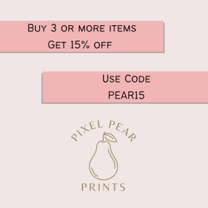 K&ouml;nnte beinhalten: Eine rosa und wei&szlig;e Grafik mit dem Text "KAUFE 3 ODER MEHR ARTIKEL ERHALTE 15% RABATT" und "VERWENDE CODE PEAR15". Unter dem Text befindet sich ein Logo f&uuml;r Pixel Pear Prints mit einer Strichzeichnung einer Birne.