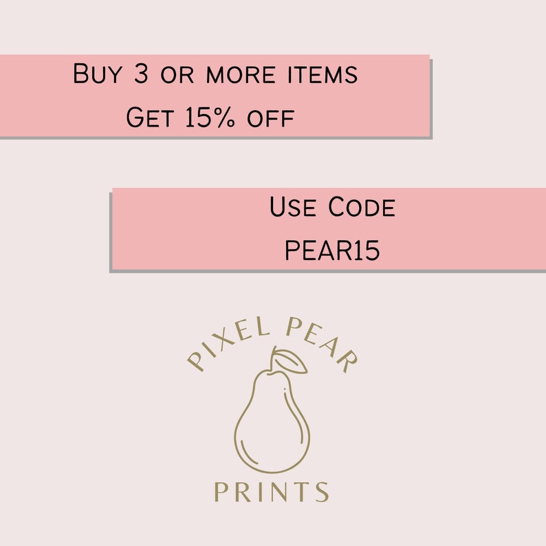 K&ouml;nnte beinhalten: Eine rosa und wei&szlig;e Grafik mit dem Text "KAUFE 3 ODER MEHR ARTIKEL ERHALTE 15% RABATT" und "VERWENDE CODE PEAR15". Unter dem Text befindet sich ein Logo f&uuml;r Pixel Pear Prints mit einer Strichzeichnung einer Birne.