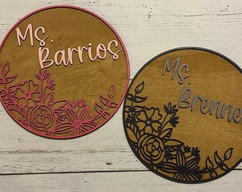 Plaque nominative florale : accroche-porte en bois personnalisé, décoration printanière