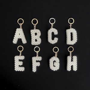 Llavero con cuentas de perla personalizado, llavero para mujer, regalo de boda para damas de honor, llavero con letras de perla personalizado, regalo de inauguración de la casa