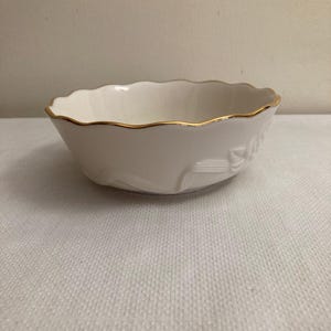 Bol en porcelaine ivoire de la collection Lenox China Rosebud 5 5/8&quot; de diamètre