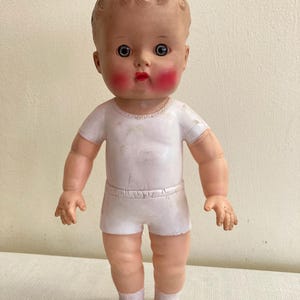 Sun Rubber Company Quietschpuppe kleiner Junge, 1956