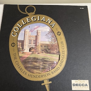Peut inclure: Une pochette d'album de disque vinyle noir avec un design doré. La pochette présente une image circulaire d'un bâtiment avec le texte "COLLEGIANA" et "THE CHARLES HENDERSON BAND AND GLEE CLUB" autour de l'image. Le texte "Ted Kesher" est écrit dans l'image. Le coin inférieur droit de la pochette porte le texte "HI-FI DECCA RECORDS".