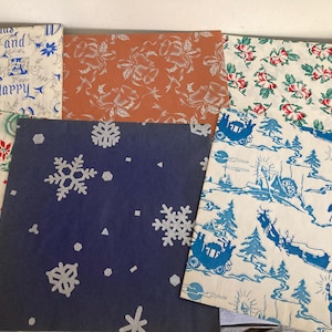 Può includere: Assortimento di fogli di carta da regalo natalizia vintage. I disegni includono fiocchi di neve, motivi floreali e scene di festa con slitte e alberi. I colori includono bianco, blu, rosso e arancione. Alcuni fogli hanno il testo "Christmas and Happy Year".