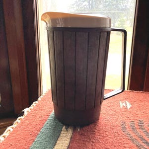 Vintage Rubbermaid Woodbine  Insulate 1 1/2 - 2 Qt. pitcher