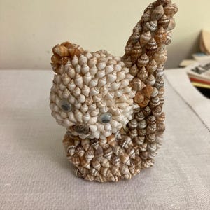 Arte popolare d'epoca, scoiattolo in conchiglia, souvenir delle Filippine, atmosfera da casa sulla spiaggia