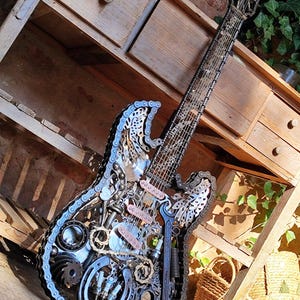 Volwaardige elektrische gitaar gemaakt van schrootmetaal, Fender, Stratocaster, upcycled