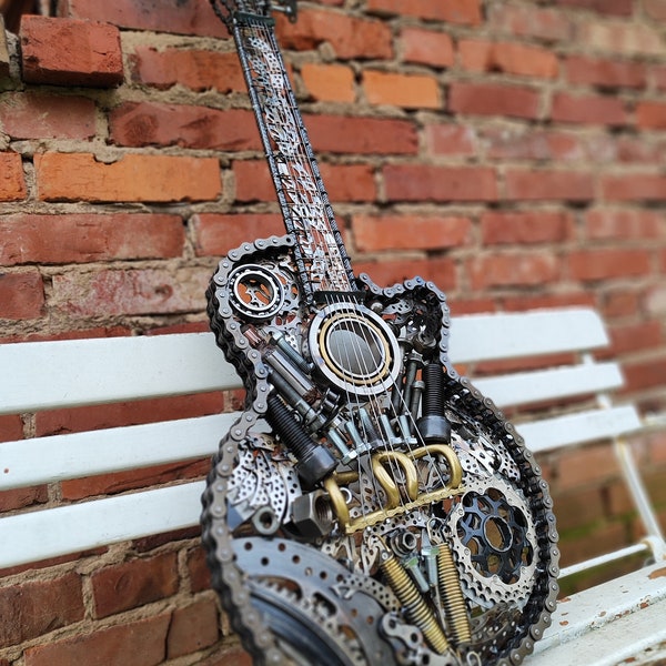 Guitare fabriquée à partir de ferraille, upcyclée