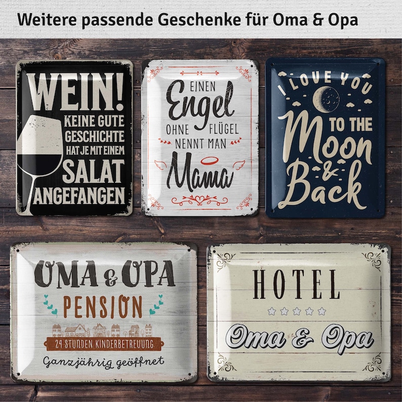 Pu&ograve; includere: Una collezione di insegne in metallo in stile vintage con varie citazioni e disegni. Un'insegna dice "WEIN!" con una grafica di calice. Un'altra dice "I LOVE YOU TO THE MOON & BACK." Altre insegne includono "OMA & OPA" e "HOTEL."