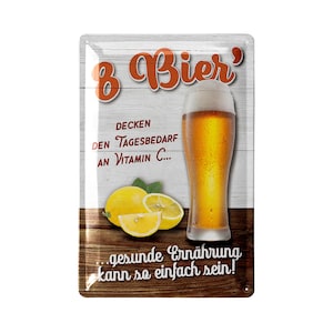 Könnte beinhalten: Ein rechteckiges Metallschild mit einem Bierglas, Zitronen und Text. Das Schild lautet oben "B Bier", darunter steht "DECKEN DEN TAGESBEDARF AN VITAMIN C... ...gesunde Ernährung kann so einfach sein!" Der Hintergrund ist Holz.