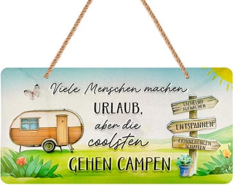 Op de afbeelding: Een rechthoekig houten bord met een campingthema. Het bord toont een illustratie van een vintage camper, een vlinder en tekst in het Duits. Het bord is opgehangen aan een natuurlijk touw.