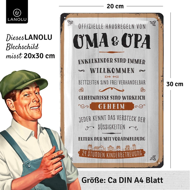 Pu&ograve; includere: Un cartello metallico rettangolare con testo in tedesco, di circa 20 x 30 cm. Il cartello presenta un design vintage con le parole "Oma & Opa" e altre frasi. Un uomo dei cartoni animati con tuta e berretto a sinistra.