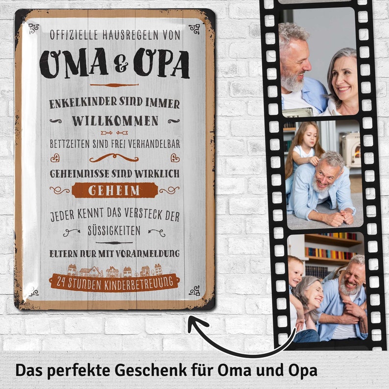 Pu&ograve; includere: Un'insegna in metallo in stile vintage con testo in tedesco, tra cui "OMA & OPA". Lo sfondo &egrave; in legno bianco con testo in tedesco. Una striscia di pellicola con foto di famiglia &egrave; a destra. Il testo in basso dice "Das perfekte Geschenk f&uuml;r Oma und Opa".