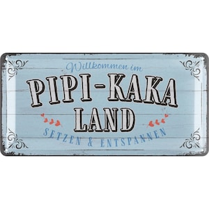 Può includere: Un cartello rettangolare in metallo con sfondo in legno azzurro chiaro. Il cartello presenta le parole "PIPI-KAKA LAND" in grandi lettere nere in grassetto, con le parole "Willkommen im" sopra e "Setzen & Entspannen" sotto.