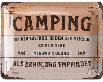 Op de afbeelding: Een rechthoekig metalen bord met een verweerde, vintage uitstraling. Het bord toont het woord "CAMPING" in grote, donkerbruine letters. Daaronder staat de Duitse tekst: "IST DER ZUSTAND, IN DEM DER MENSCH SEINE EIGENE VERWAHRLOSUNG ALS ERHOLUNG EMPFINDET."