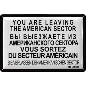 Könnte beinhalten: Ein rechteckiges Metallschild mit schwarzem Rand und weißem Hintergrund. Das Schild trägt Text in Englisch, Russisch, Französisch und Deutsch mit der Aufschrift "YOU ARE LEAVING THE AMERICAN SECTOR". Die Worte "US ARMY" stehen unten.
