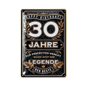 Pu&ograve; includere: Un cartello metallico rettangolare con sfondo nero e bordi dorati. Recita "HAPPY BIRTHDAY! 30 JAHRE" in lettere bianche e dorate. Il testo aggiuntivo include "ZUR PERFEKTION GEREIFT SCHON JETZT EINE LEGENDE DER BESTE."
