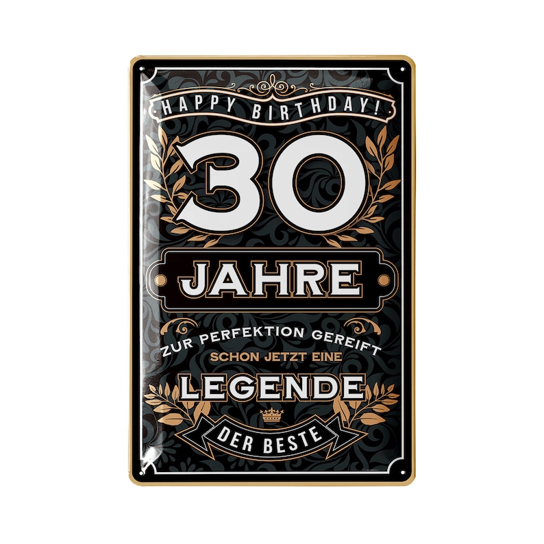 Pu&ograve; includere: Un cartello metallico rettangolare con sfondo nero e bordi dorati. Recita "HAPPY BIRTHDAY! 30 JAHRE" in lettere bianche e dorate. Il testo aggiuntivo include "ZUR PERFEKTION GEREIFT SCHON JETZT EINE LEGENDE DER BESTE."