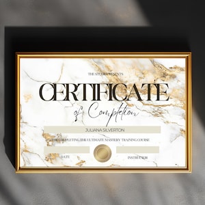 Pode incluir: Certificado emoldurado com borda dourada. O certificado tem um fundo de mármore com veios dourados. O texto diz "CERTIFICATE of Completion" e inclui o nome "JULIANA SILVERTON". O certificado é para concluir um curso de treinamento.