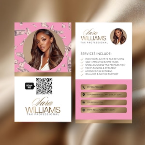 Può includere: Biglietto da visita con un design rosa e oro. La carta presenta una foto di una donna, il nome "Sara Williams, Tax Professional" e un elenco di servizi. Sono inclusi anche un codice QR e le informazioni di contatto.
