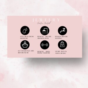 Puede incluir: Una tarjeta de cuidado rosa y negra con instrucciones para el cuidado de las joyas. La tarjeta tiene iconos y texto que dice "Mantener alejado de la humedad", "Quitar antes de la ducha/el ba&ntilde;o", "Quitar antes de dormir", "Dejar secar la fragancia antes de usar", "Quitar al hacer ejercicio", y "Guardar en una caja o bolsa".