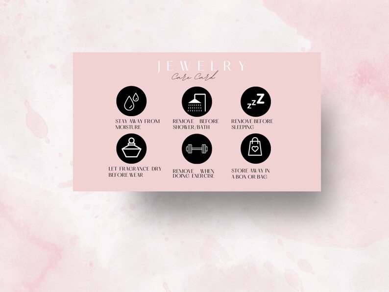 Puede incluir: Una tarjeta de cuidado rosa y negra con instrucciones para el cuidado de las joyas. La tarjeta tiene iconos y texto que dice "Mantener alejado de la humedad", "Quitar antes de la ducha/el ba&ntilde;o", "Quitar antes de dormir", "Dejar secar la fragancia antes de usar", "Quitar al hacer ejercicio", y "Guardar en una caja o bolsa".