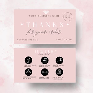 Puede incluir: Tarjeta de agradecimiento rosa con un gr&aacute;fico de diamante y el texto "THANKS for your order". La parte posterior de la tarjeta tiene un fondo rosa con texto negro e iconos que dicen "JEWELRY Care Card" y enumeran las instrucciones de cuidado para las joyas.