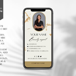 Puede incluir: Una plantilla de tarjeta de visita digital para un experto en belleza. La plantilla presenta un fondo de mármol dorado con una foto de una mujer en un círculo. El texto "YOUR NAME Beauty expert" está en un cuadro dorado en la parte superior de la tarjeta. La tarjeta también incluye información de contacto, identificadores de redes sociales y el nombre de la empresa.