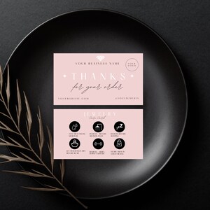 Puede incluir: Tarjeta de agradecimiento rosa con el texto "Gracias por tu pedido" y un icono de diamante. La tarjeta tambi&eacute;n incluye una lista de consejos para el cuidado de las joyas, como "Mant&eacute;ngalo seco", "Qu&iacute;tese antes de dormir" y "Gu&aacute;rdelo en un lugar fresco y seco".