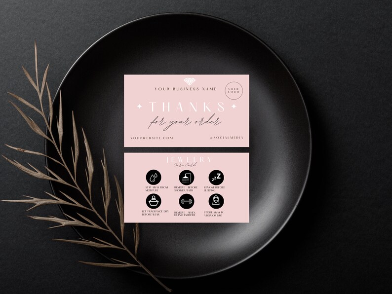 Puede incluir: Tarjeta de agradecimiento rosa con el texto "Gracias por tu pedido" y un icono de diamante. La tarjeta tambi&eacute;n incluye una lista de consejos para el cuidado de las joyas, como "Mant&eacute;ngalo seco", "Qu&iacute;tese antes de dormir" y "Gu&aacute;rdelo en un lugar fresco y seco".