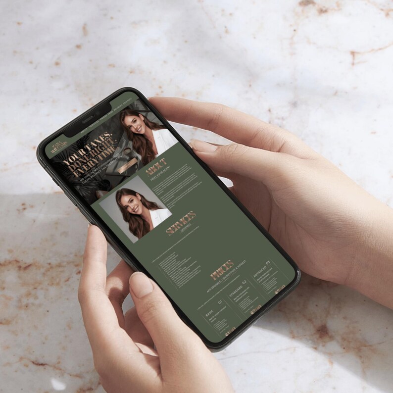 Puede incluir: Un tel&eacute;fono inteligente muestra un sitio web con un dise&ntilde;o verde y blanco. El texto "YOUR TAXES. DONE RIGHT. EVERY TIME." es visible. El sitio web incluye secciones para "ABOUT", "SERVICES" y "PRICES", junto con im&aacute;genes de una mujer.