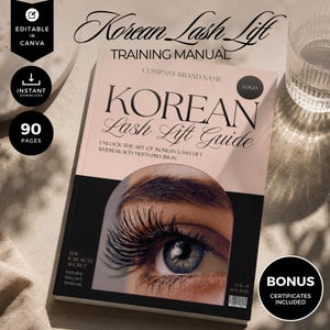 Könnte beinhalten: Ein Buch mit dem Titel "Korean Lash Lift Guide" mit einem Nahaufnahme eines Auges mit langen Wimpern. Das Cover ist hellrosa mit schwarzem Text und einem schwarzen Rand. Zusätzlicher Text enthält "Training Manual" und "Bonus Certificates Included."