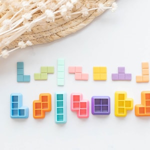 Peut inclure: Un ensemble de blocs en forme de Tetris de différentes couleurs et motifs. Les blocs sont en plastique et sont parfaits pour jouer au jeu classique Tetris.