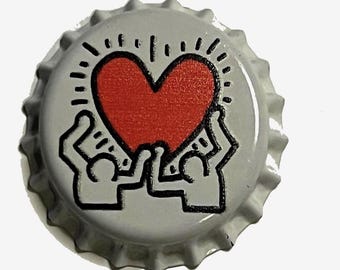 Haring Heart-kapsylnål, glad popkonst