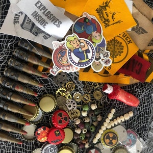 Cassa di bottino di Wasteland! Spille! Toppe! Accessori! Ingranaggi, adesivi ecc. #FallOut #BurningMan